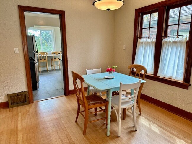 Building Photo - Spacious 4 Bedroom Home Minutes from Green...