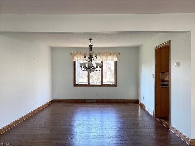 Building Photo - 488 Hickory Hill Dr