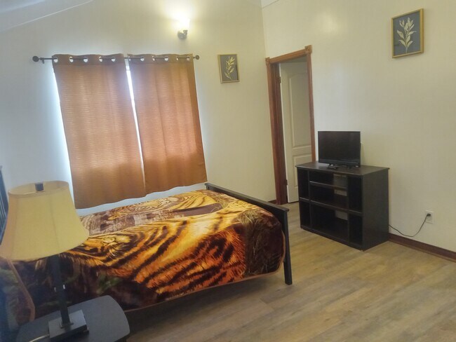 Foto del edificio - 408 S Ash Ave