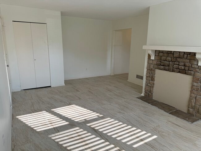 Building Photo - 8701