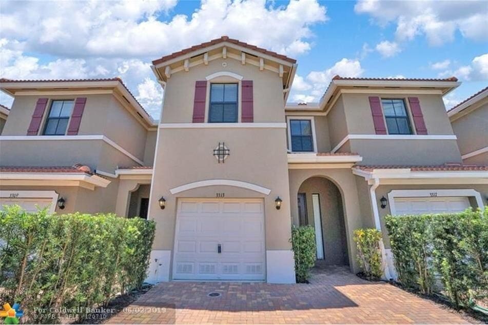 Primary Photo - Beautiful Townhouse 3 -2.5 baths