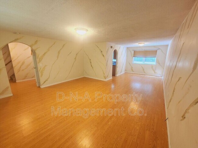 Building Photo - 708 Squirrel Cir