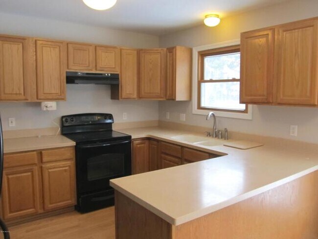 Building Photo - 4 bedroom in Kalamazoo MI 49009