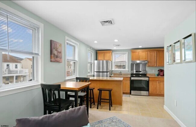 Building Photo - 303 N Wilson Ave