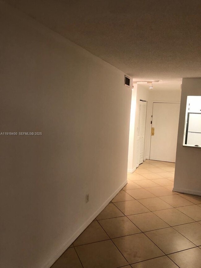 Foto del edificio - 16950 W Dixie Hwy