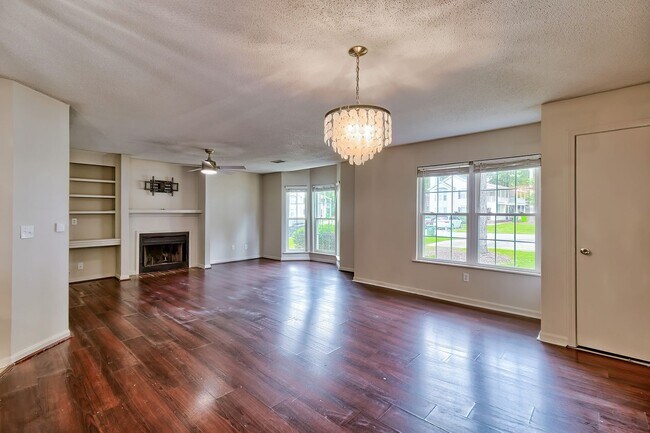 Building Photo - Charming Downstairs Townhome in Prime Colu...