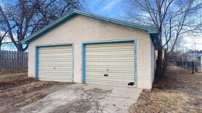 Building Photo - Pet friendly! Two Car Detached Garage! Loc...