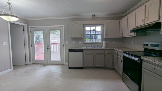 Kitchen - 127 Hampton Ln