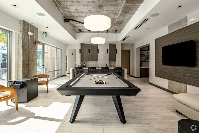 Salón del club - The Breeze