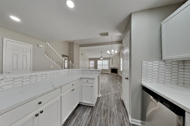 Foto del edificio - 2714 Woodspring Forest Dr