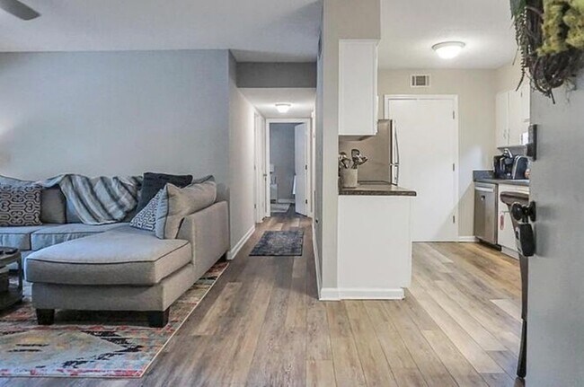 Foto del edificio - 1402 Camp Rd