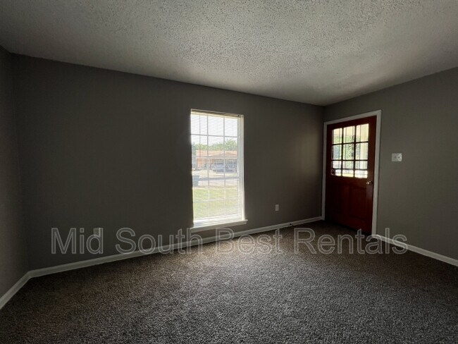 Foto del edificio - 2436 Chattering Ln