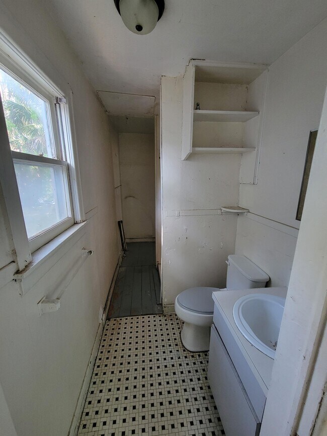 Building Photo - 5 Lucerne Cir
