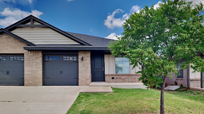 Building Photo - 2 Bedroom 1 Bathroom 1 Car Garage Duplex Close to Broadway Extension and 8 Minutes from Downtown OKC
