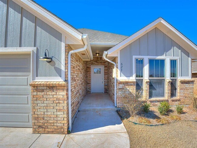 Building Photo - 623 Hackberry Ln