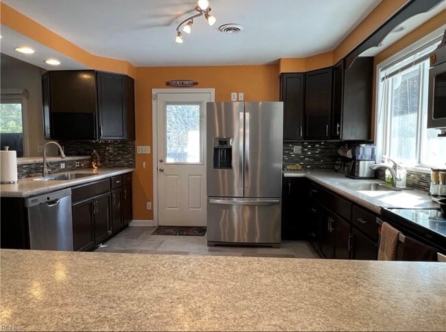 Building Photo - 2233 Paris St