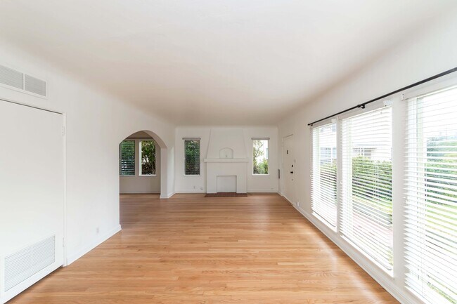 Building Photo - 3167 Rowena Ave