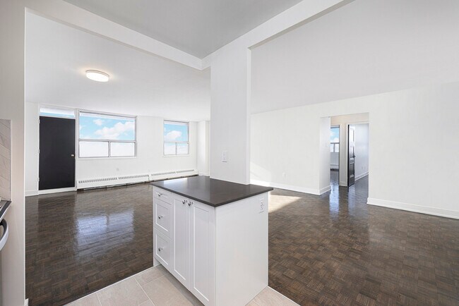 Photo du bâtiment - 2450 & 2460 Weston Rd