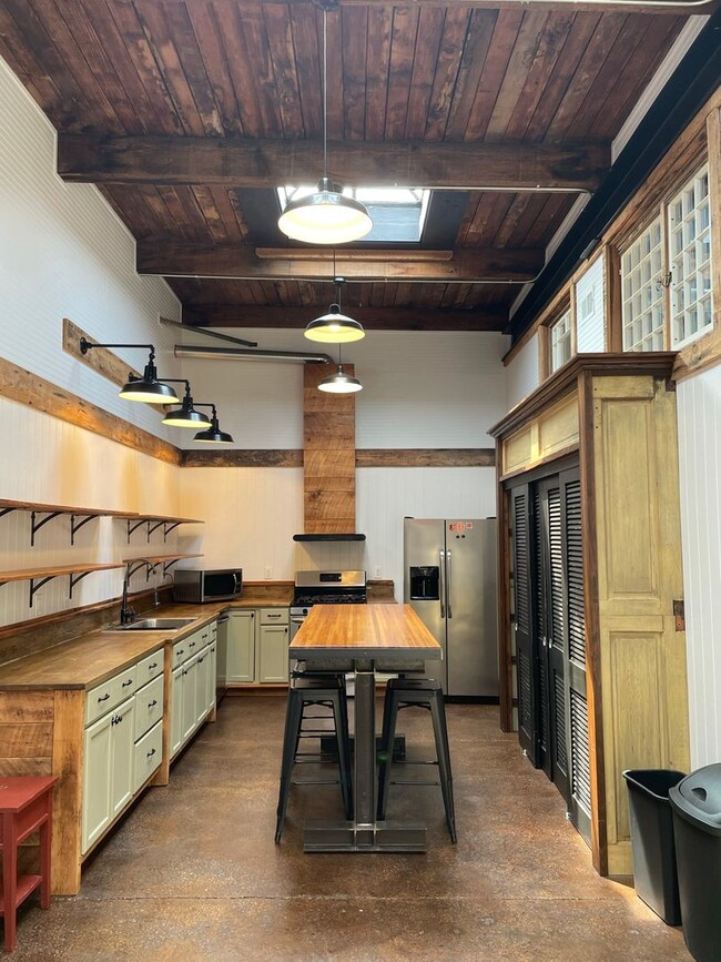 Building Photo - 1/2 off 1 month-Charming Industrial 4 Bedroom/4 Bathroom Apartment in Pigtown, MD!
