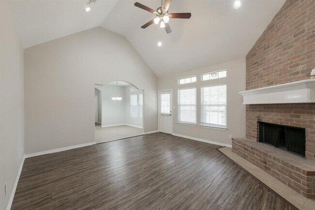 Building Photo - 295 Cypress Dr