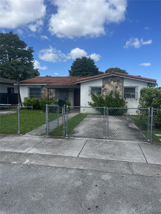 Foto principal - 8835 SW 27th St