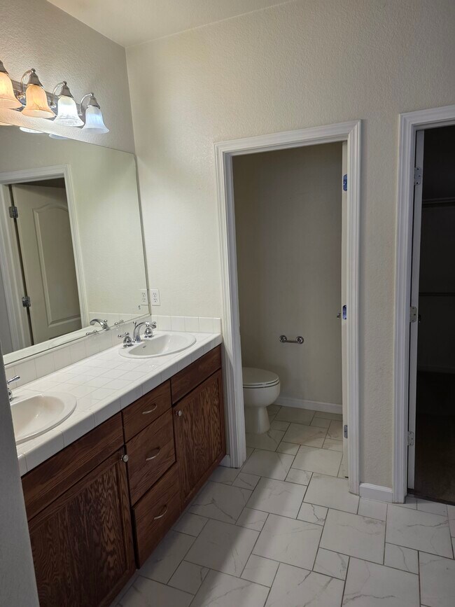 Foto del edificio - 7121 Crest Hill Dr