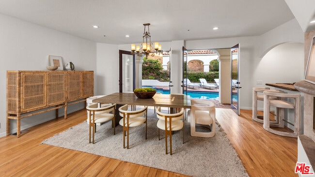 Foto del edificio - 2468 Coldwater Canyon Dr