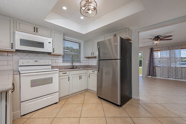 Kitchen - 659 102nd Ave N