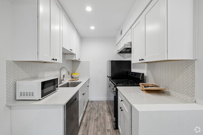 2 habitaciones, 1 baño - 725 pies cuadrados - Cocina - Adelynn at Mueller
