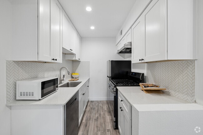 2BR, 1BA - 725SF - Kitchen - Adelynn at Mueller