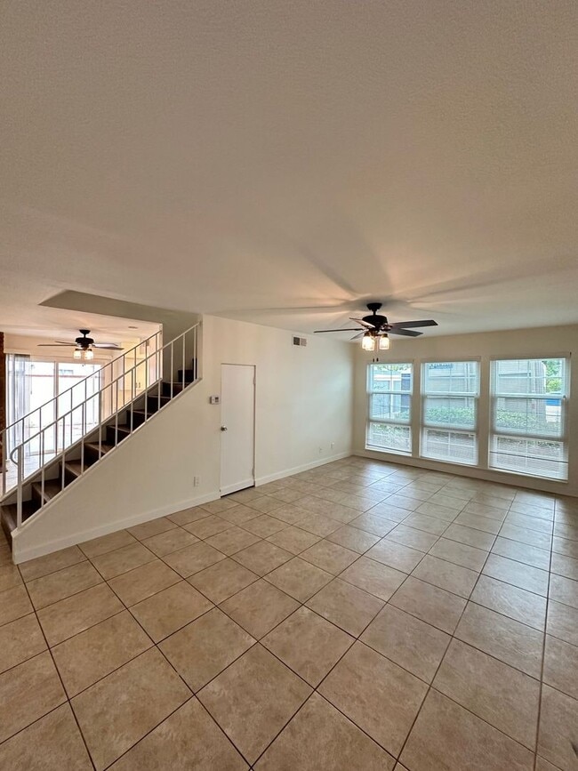 Foto del edificio - Anaheim 3 Bedroom 2.5 Bath Townhome - 1 Ca...