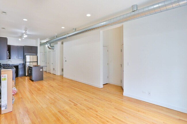 Foto del edificio - Amazing Noble Square Large (1600 s.f.) 3 Bedroom 2 Bath Duplex