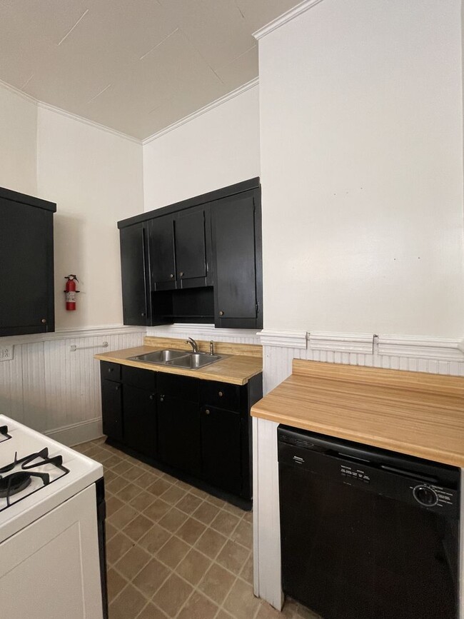 Building Photo - Spacious One Bedroom Apartment in Downtown...
