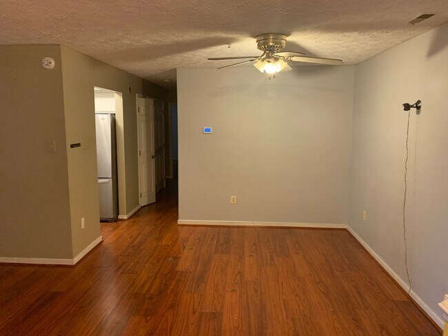 Foto del edificio - Nice Large Condo on Ground Level for Rent in Awesome Neighborhood!