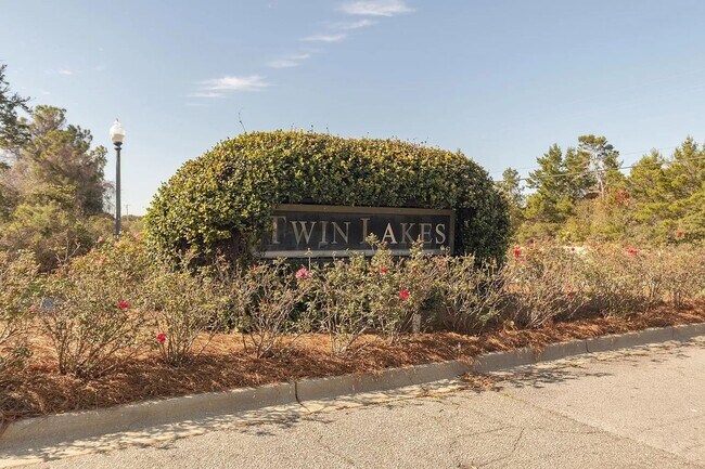 Building Photo - 50% OFF 1ST MONTH RENT -----  3B/2.5B Townhome located in Twin Lakes Neighborhood!