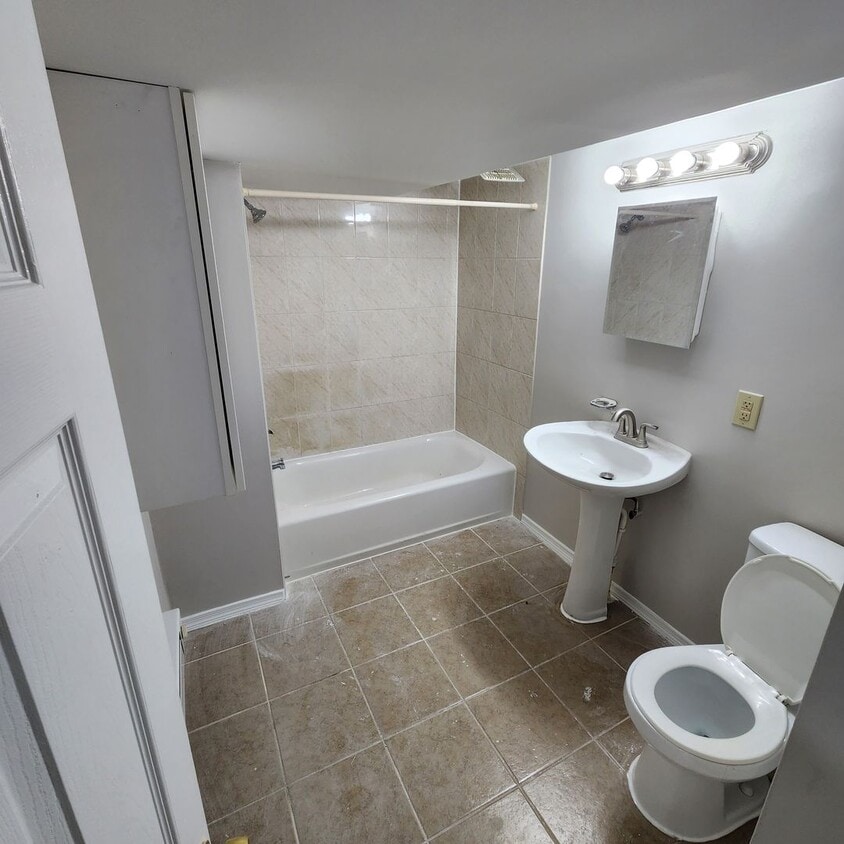 Building Photo - 253 Ridgeway St