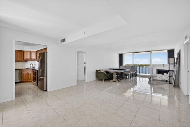 Foto del edificio - 134 Lakeshore Dr