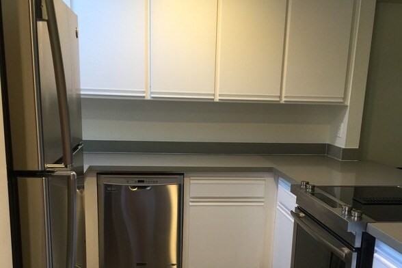 Kitchen - 161 California Ave
