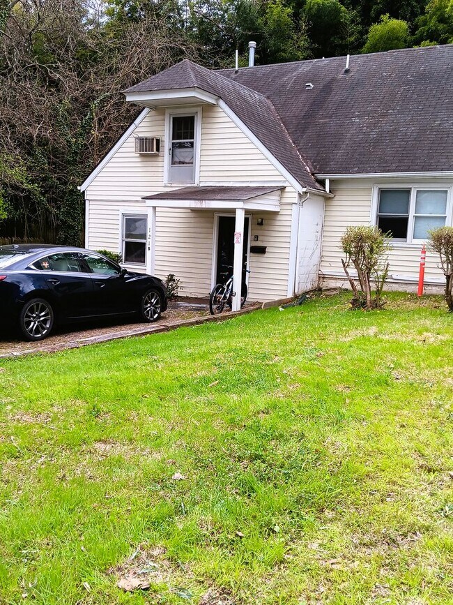 Foto del edificio - 2027-2028 Heart of the UVA Area 5 Bdrm / 2 Bath PARKING INCLUDED
