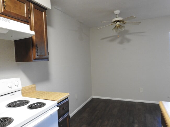 Building Photo - 2303 Elm Ave