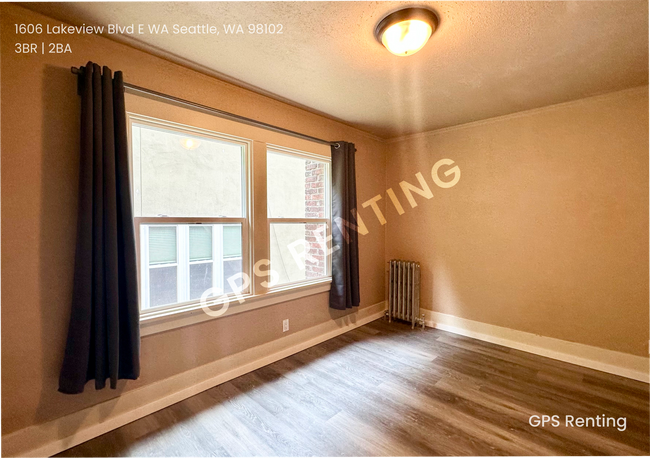 Photo - 1606 Lakeview Blvd E House