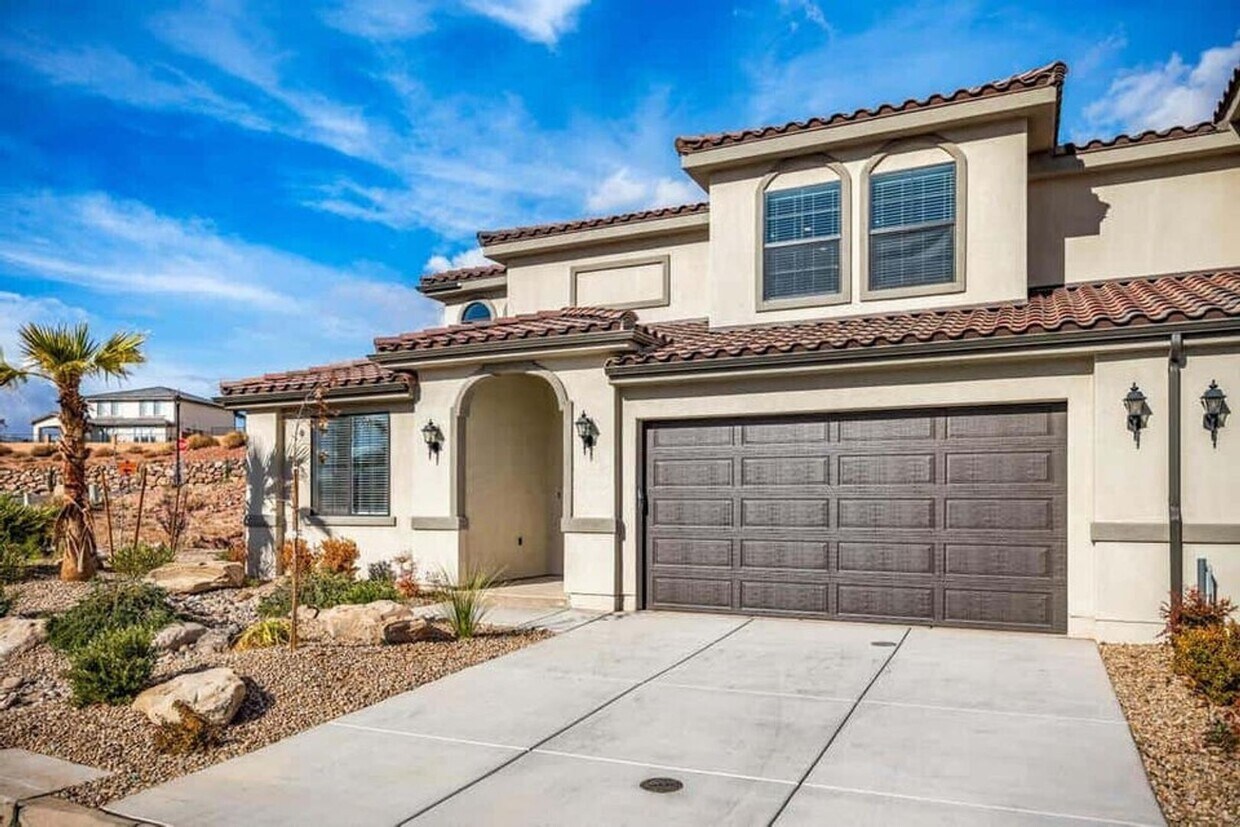 Primary Photo - Bright and Open 5 Bedroom Townhome in Sien...