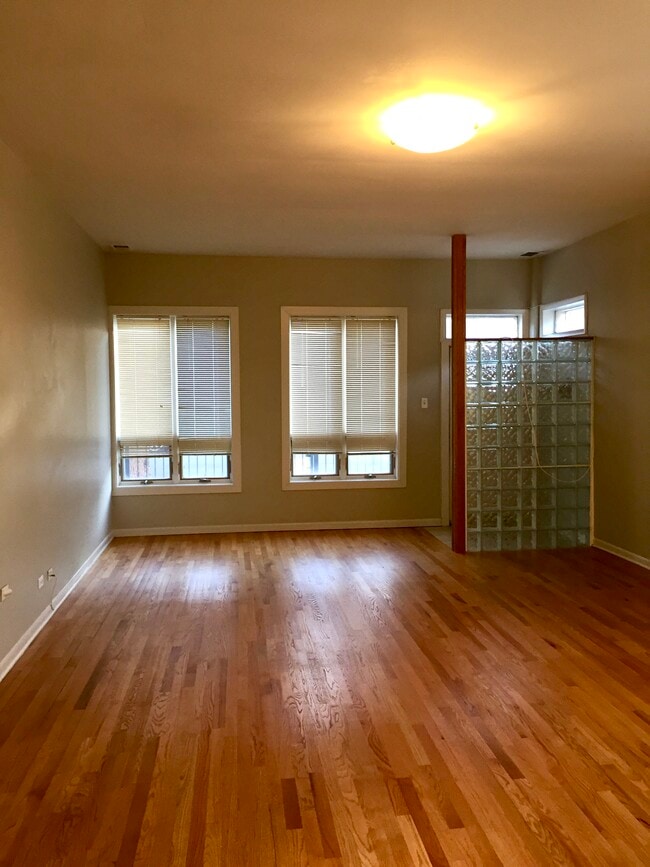 Living Room - 2158 W Erie St