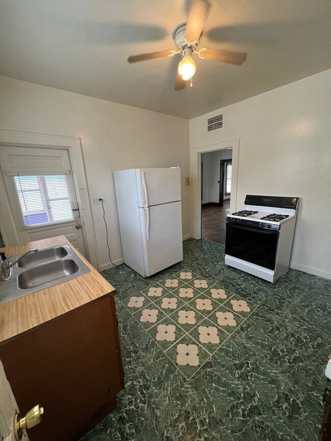 Building Photo - 2 Bedroom 1 Bath with Basement