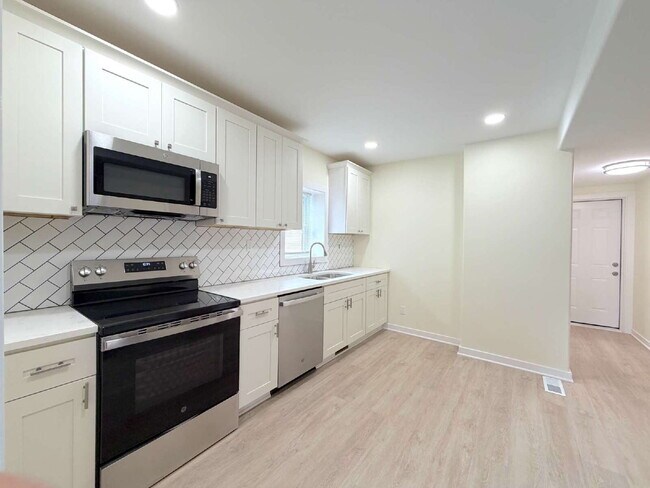 Building Photo - FULLY RENOVATED APARTMENT