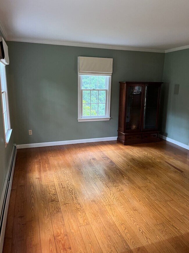 Building Photo - Executive 4 Br / 2.5 Ba Executive Colonial in Sandwich