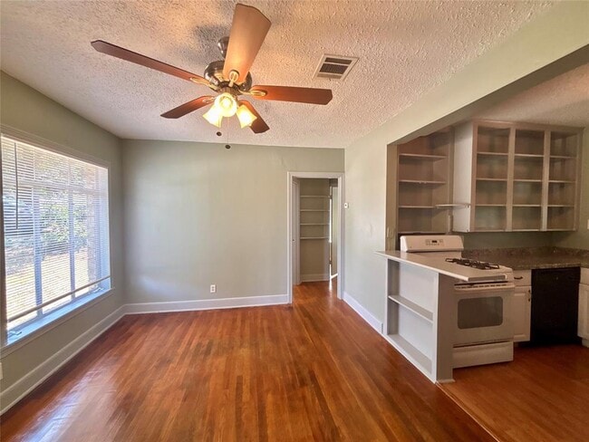 Foto del edificio - 3304 Cherrywood Rd