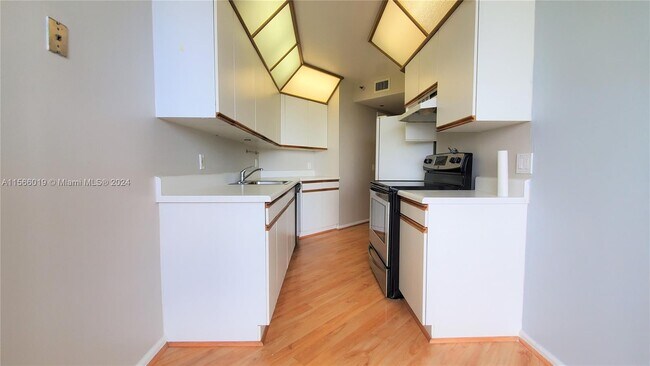 Foto del edificio - 3610 Yacht Club Dr