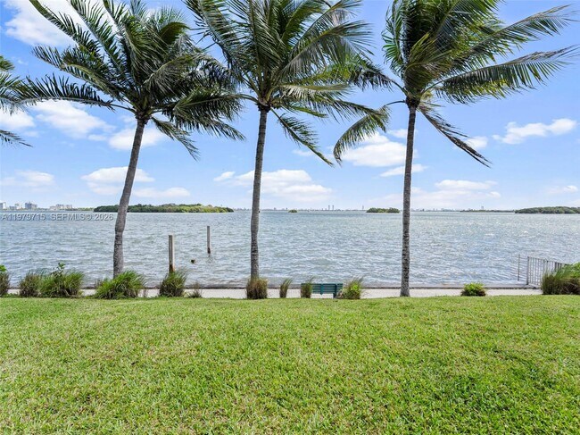 Foto del edificio - 720 NE 62nd St