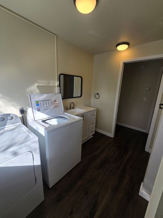 Building Photo - Amazing 3 bed with option for 4th bedroom ...